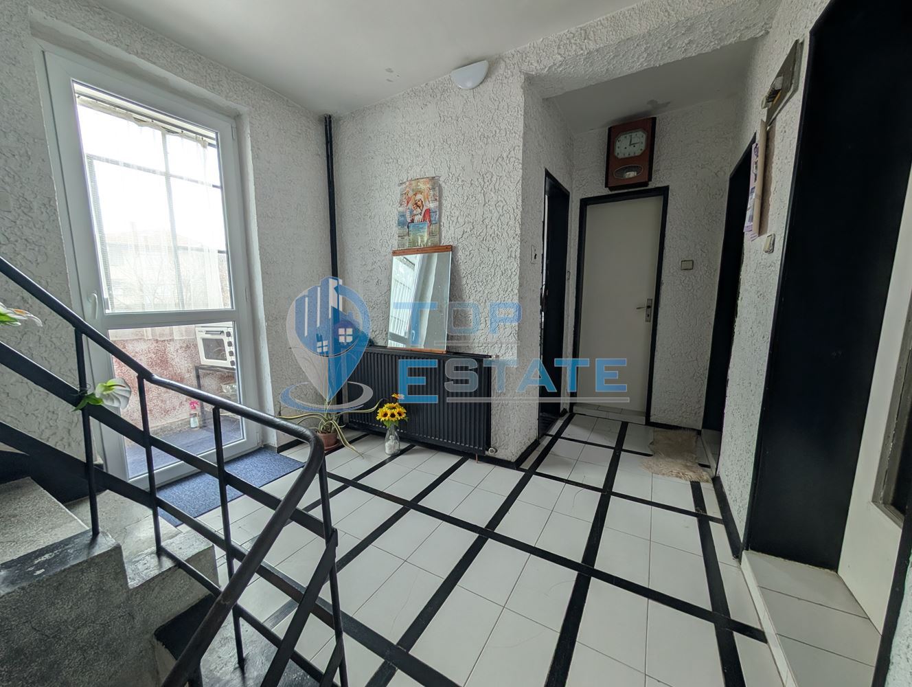 Триетажна масивна къща в град Стражица - 0