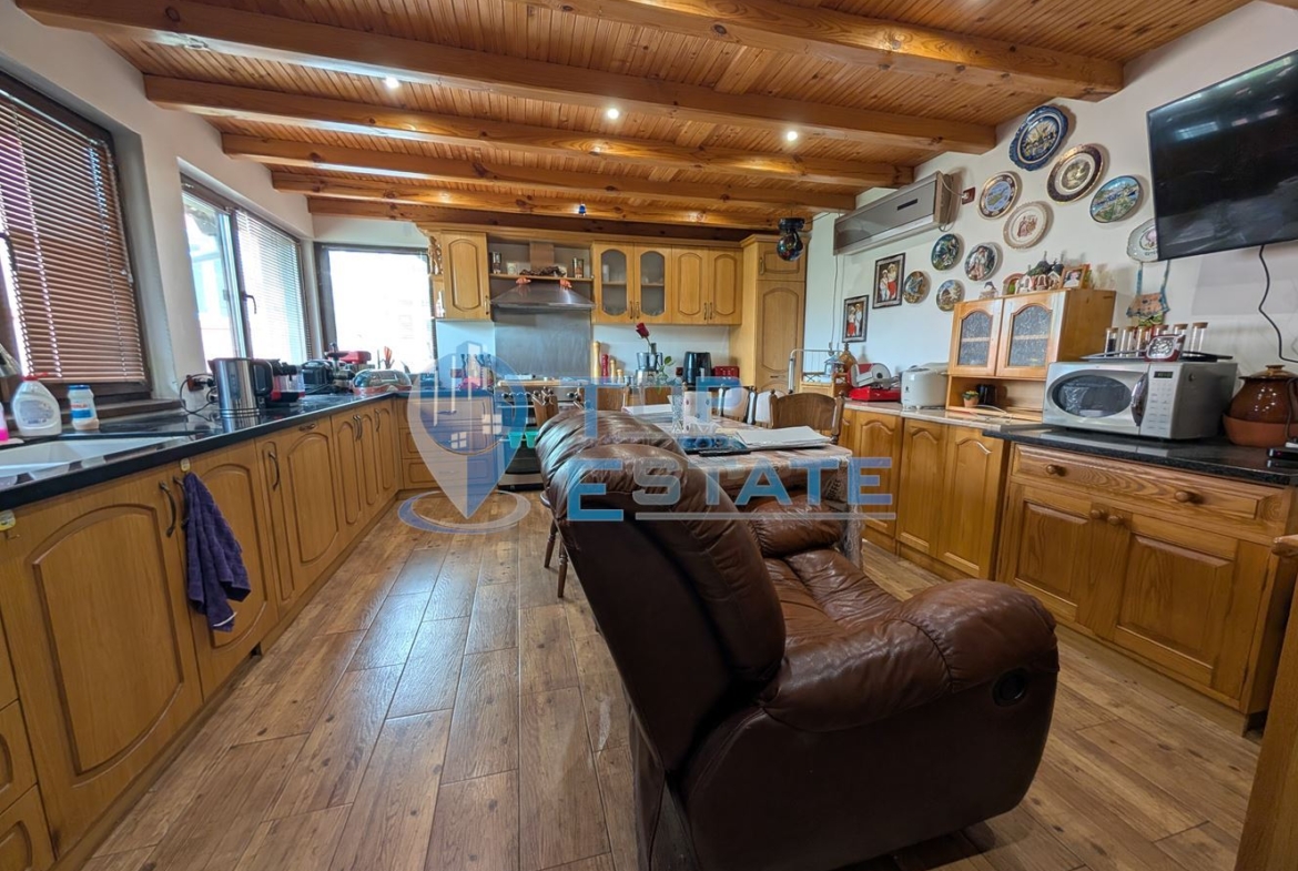 Две къщи, лятна кухня и гараж с голям двор в град Долна Оряховица - 0