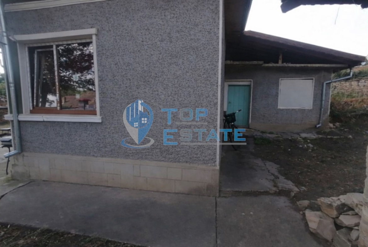 Тухлена къща с кладенец в село Куцина, област Велико Търново - 0