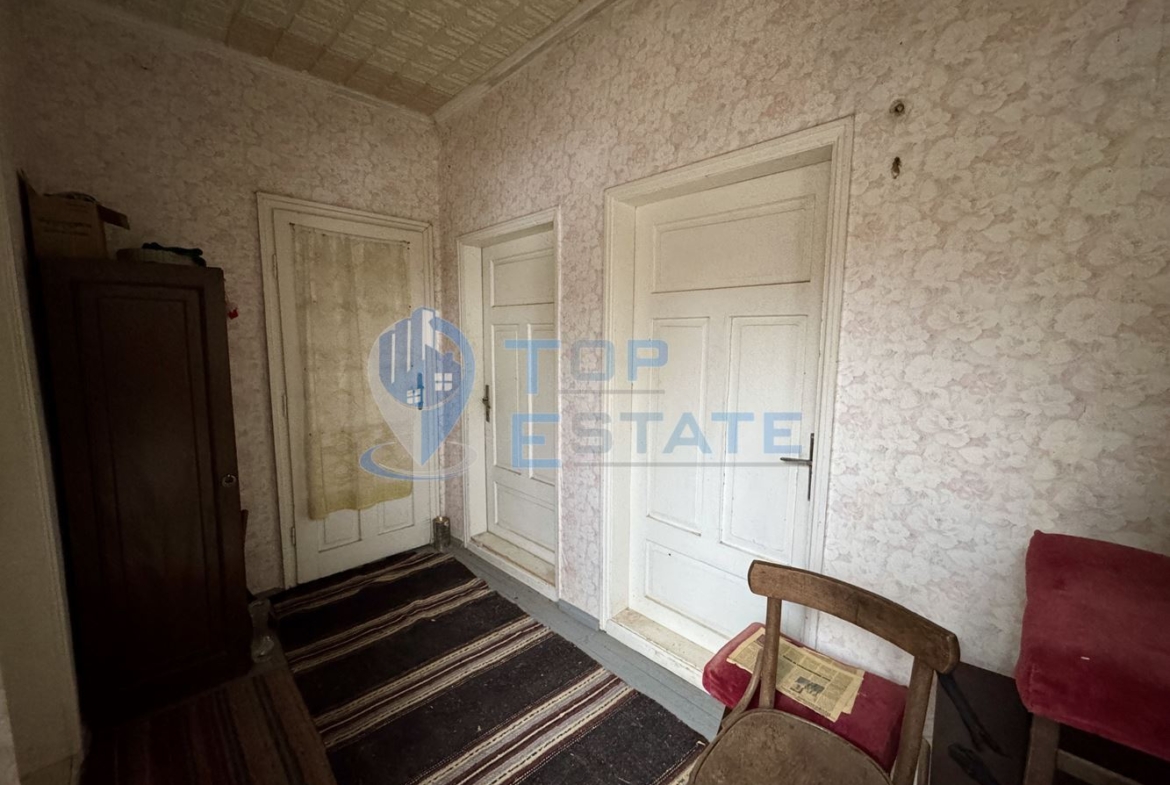 Двуетажна тухлена къща с голям двор в село Нова Върбовка, област Велико Търново - 0