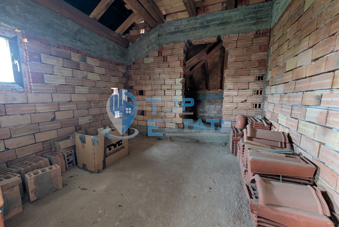 Две къщи, лятна кухня и гараж с голям двор в град Долна Оряховица - 0