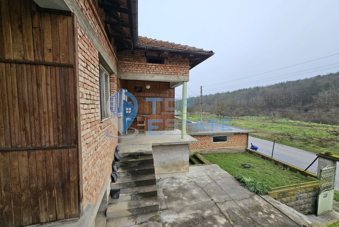 Здрава тухлена къща с гараж в село Пиперково, област Русе - 0