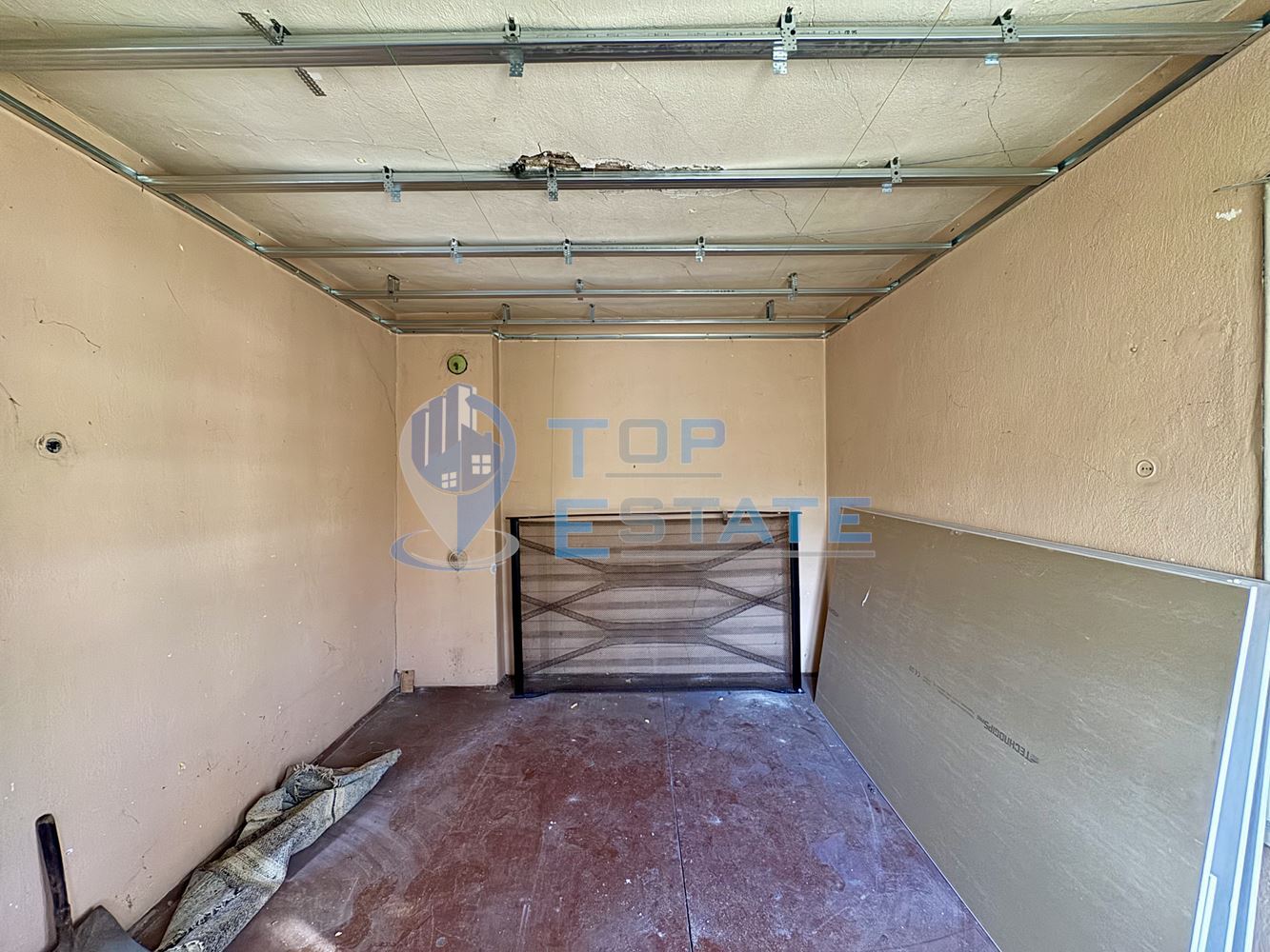 Двуетажна тухлена къща с кладенец в с. Михалци, област Велико Търново. - 0