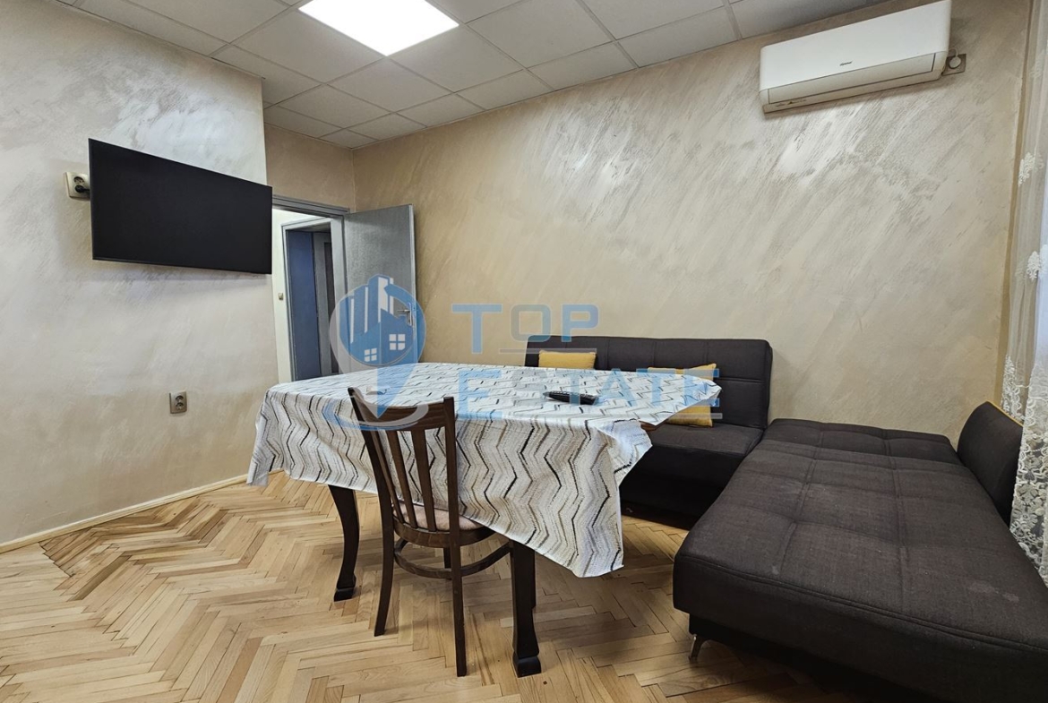 Южен тухлен апартамент на междинен етаж с две спални в идеалния център на град Горна Оряховица - 0