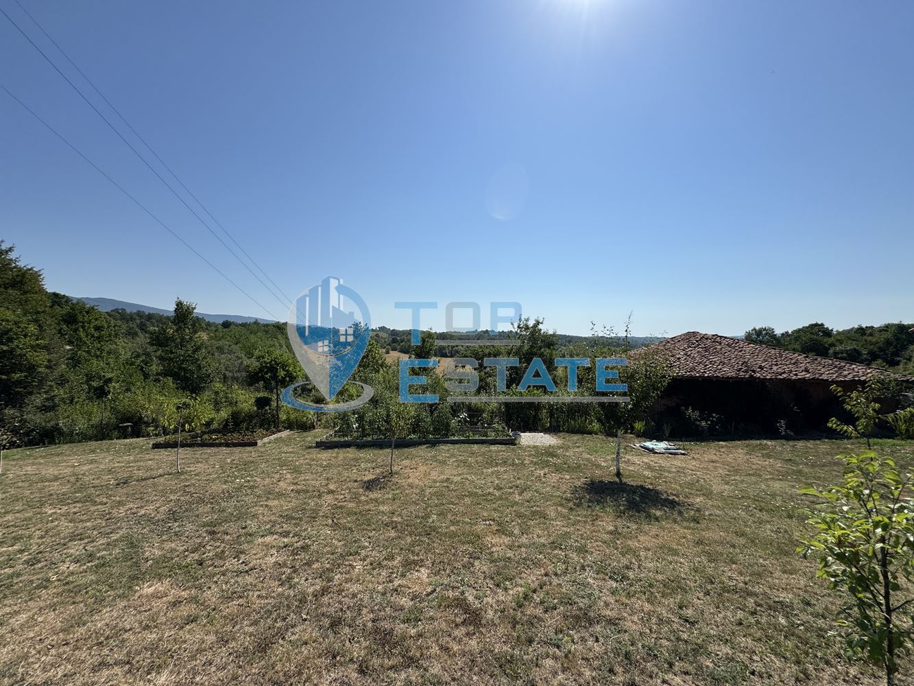 Двуетажна къща с гараж, допълнителни постройки и прекрасна панорама в Еленския Балкан - 0