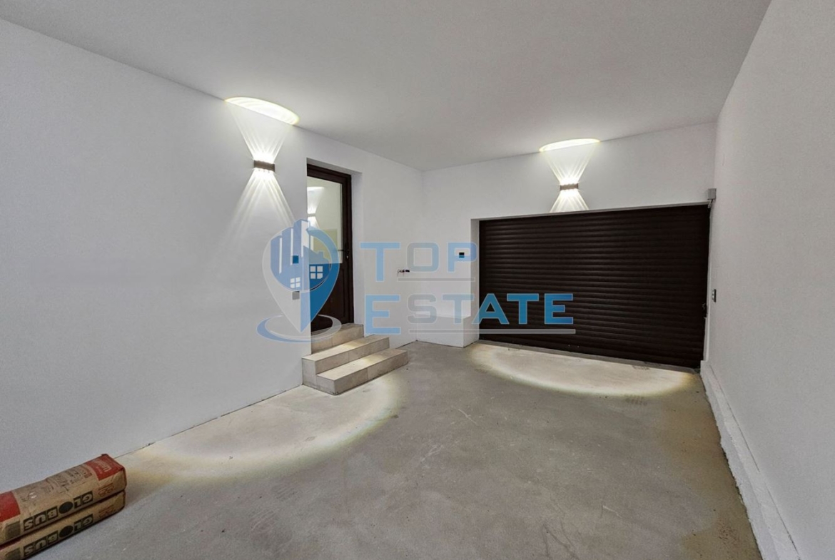 Реновирана къща с три спални, две бани и гараж в село Ново село - 0