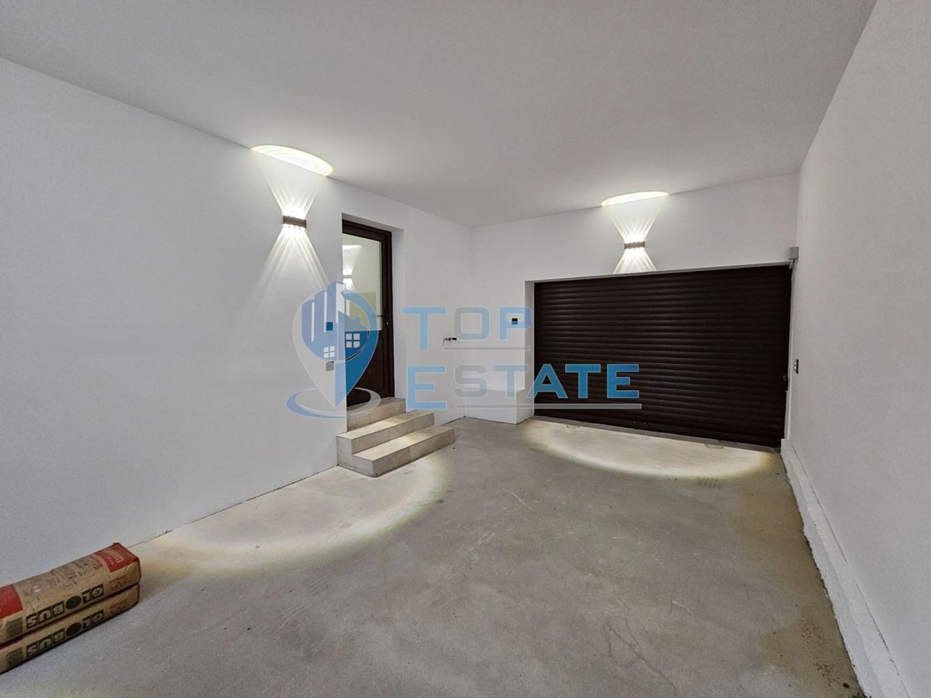 Реновирана къща с три спални, две бани и гараж в село Ново село - 0