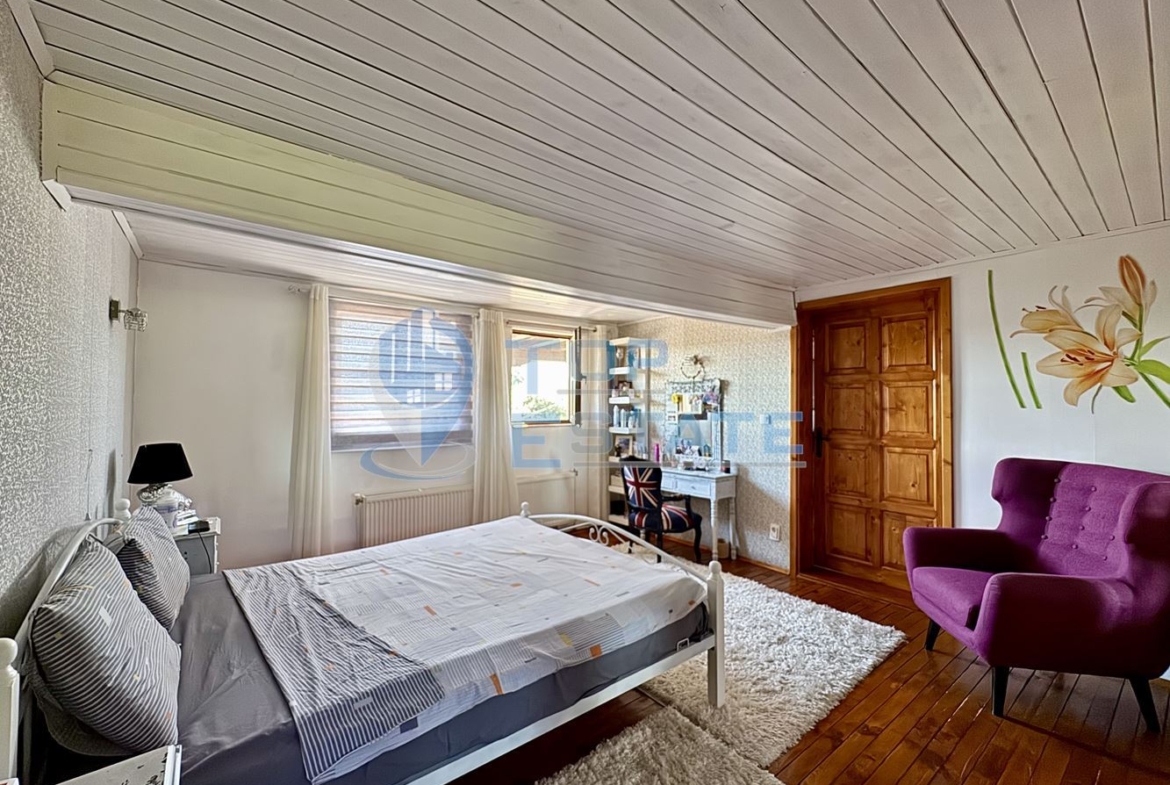 Двуетажна къща с гараж, допълнителни постройки и прекрасна панорама в Еленския Балкан - 0