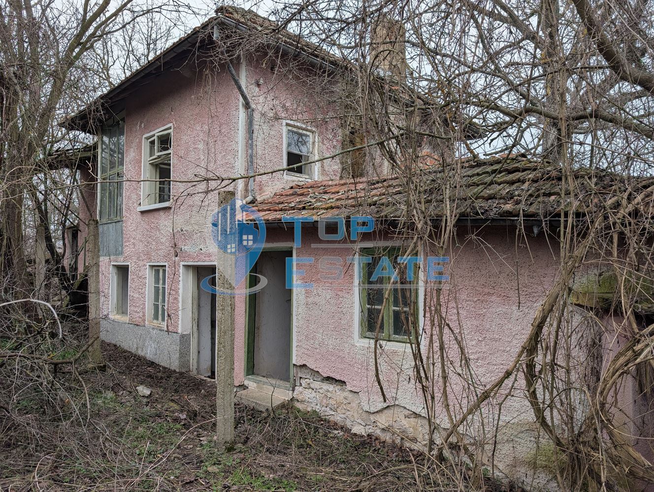 Парцел с двуетажна къща за основен ремонт в село Русаля - 0