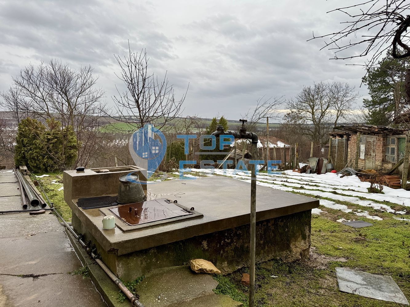 Двуетажна тухлена къща с голям двор в село Нова Върбовка, област Велико Търново - 0