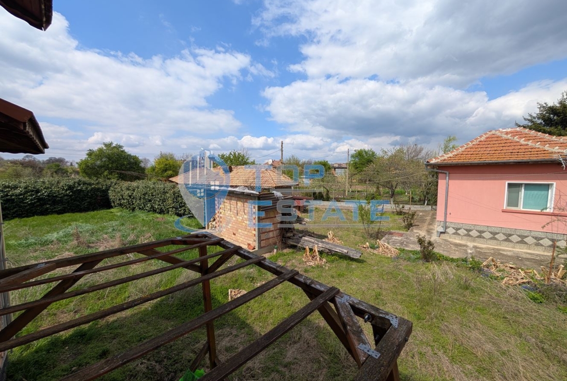 Две къщи, лятна кухня и гараж с голям двор в град Долна Оряховица - 0