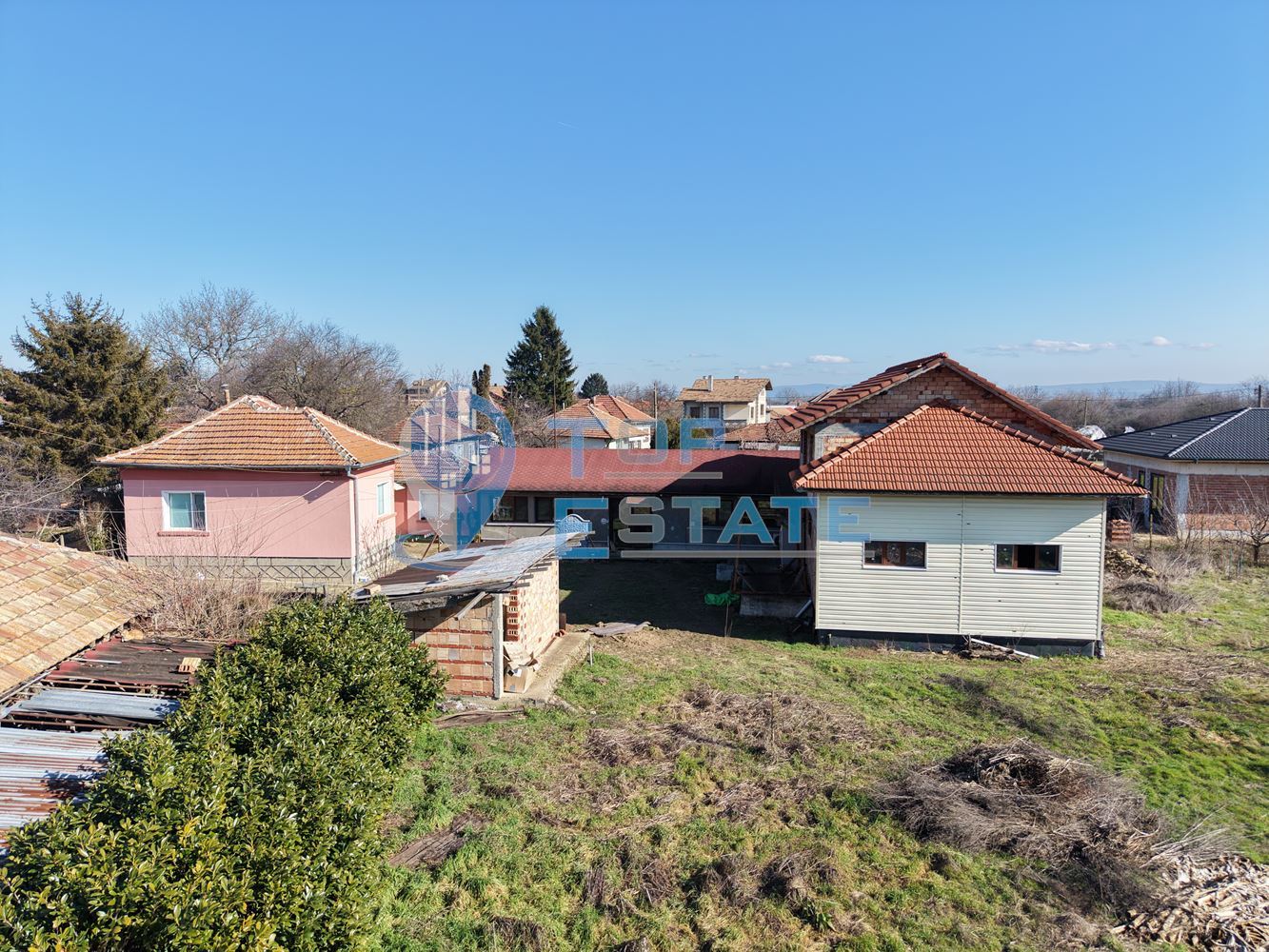 Две къщи, лятна кухня и гараж с голям двор в град Долна Оряховица - 0