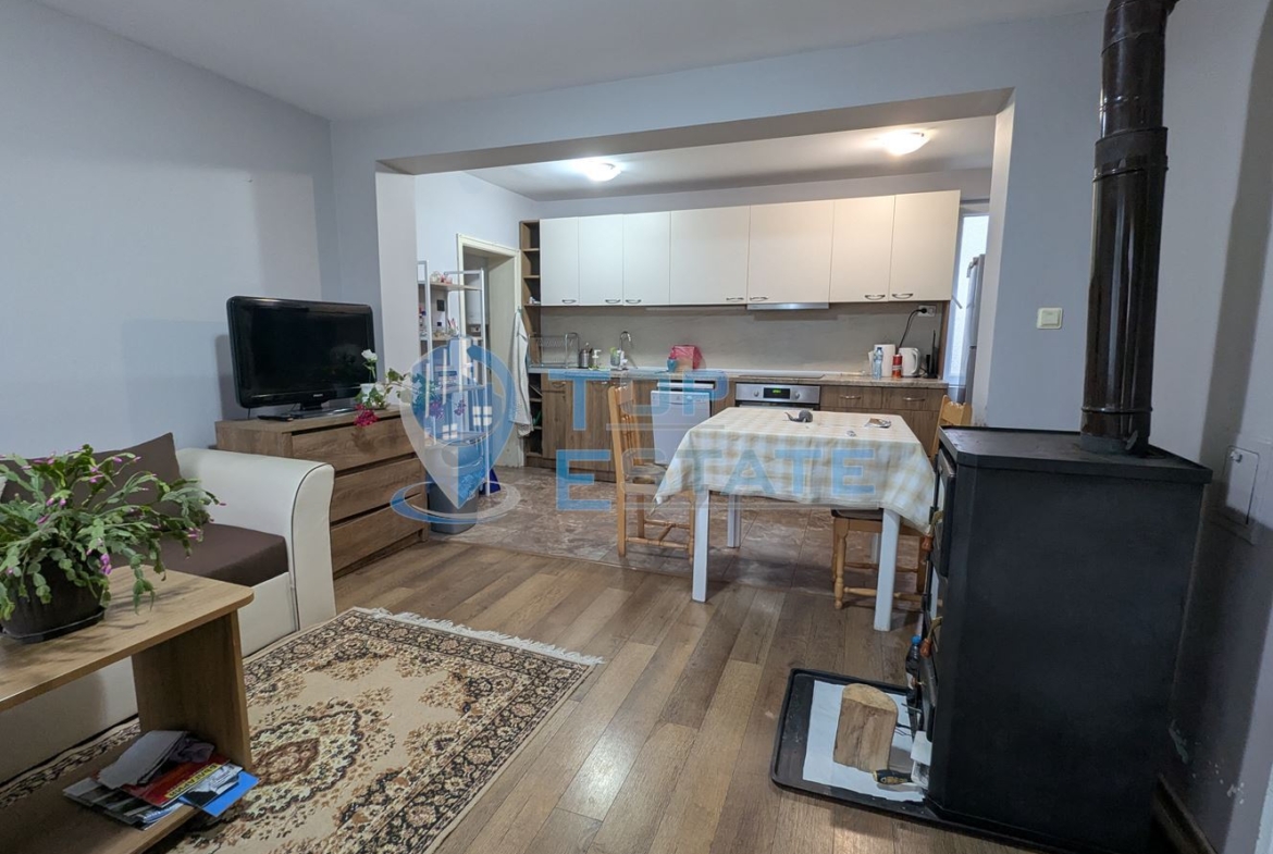 Обзаведена тухлена къща с кладенец в село Поликраище, област Велико Търново - 0