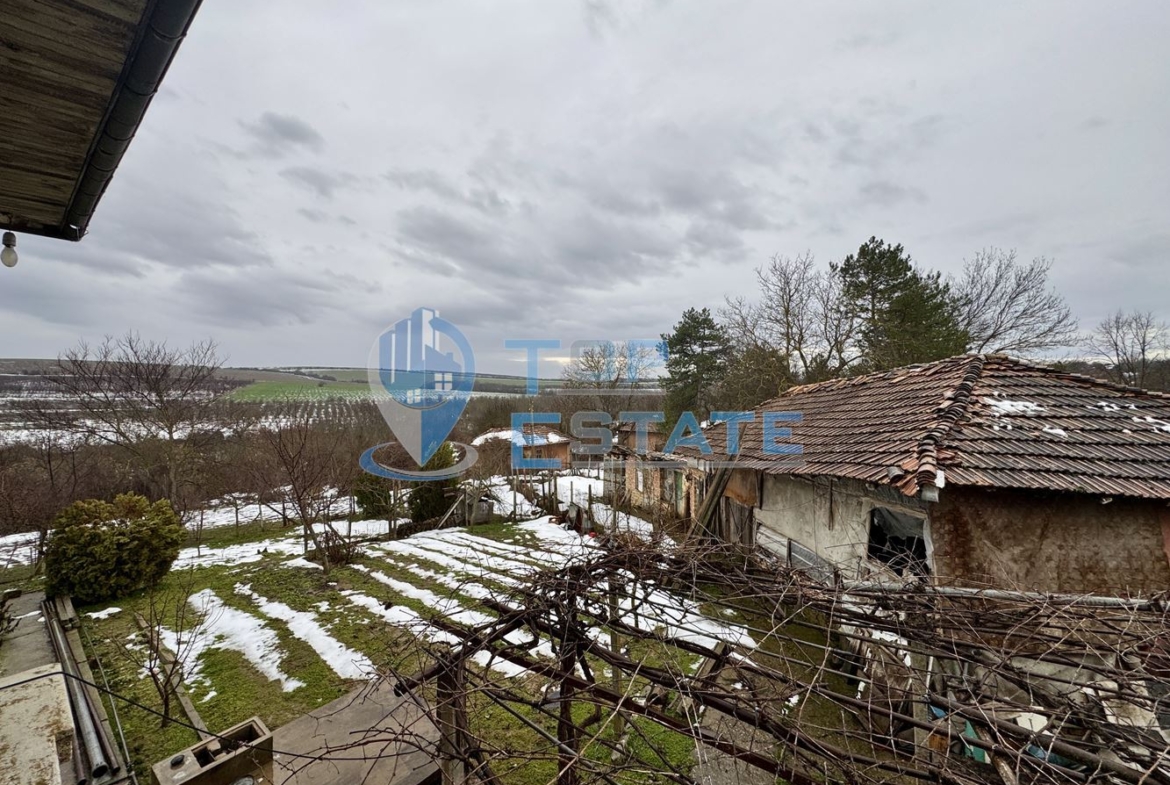 Двуетажна тухлена къща с голям двор в село Нова Върбовка, област Велико Търново - 0