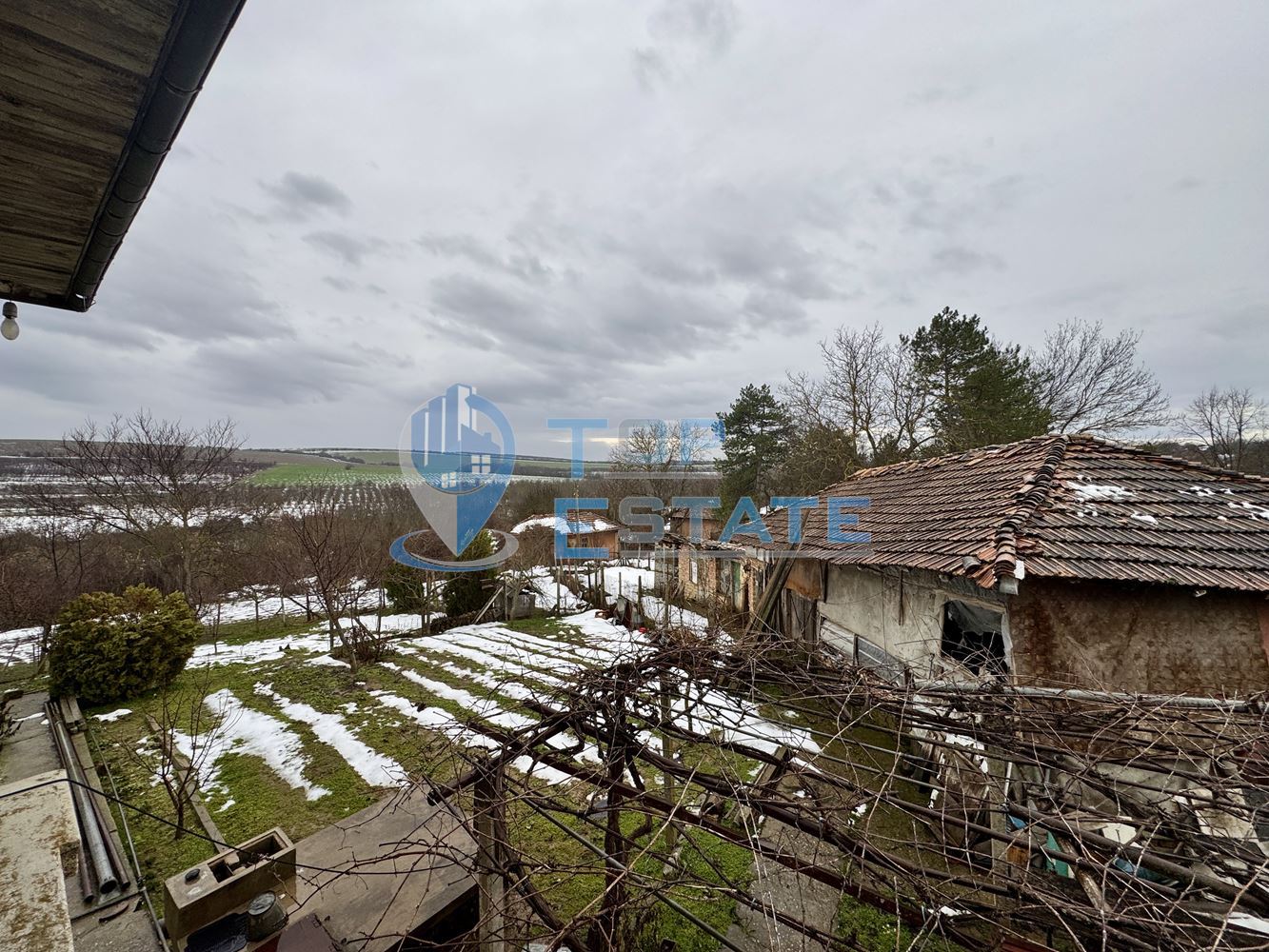 Двуетажна тухлена къща с голям двор в село Нова Върбовка, област Велико Търново - 0