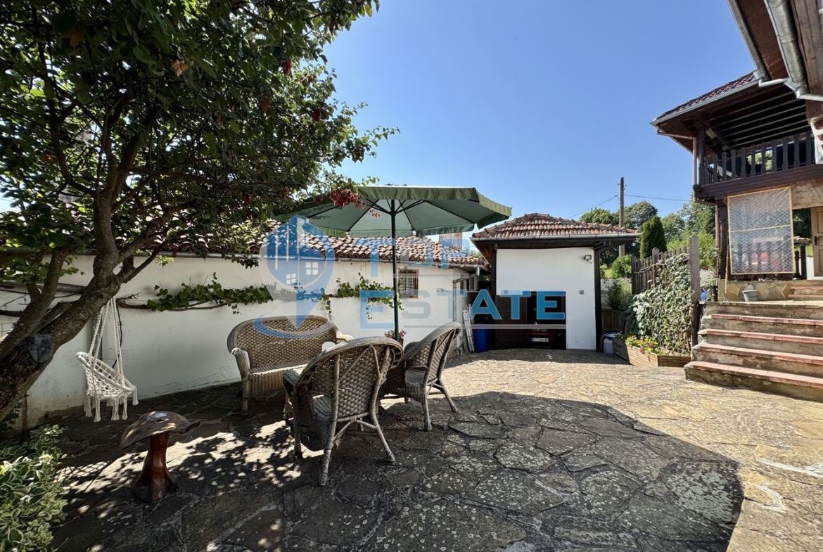 Двуетажна къща с гараж, допълнителни постройки и прекрасна панорама в Еленския Балкан - 0