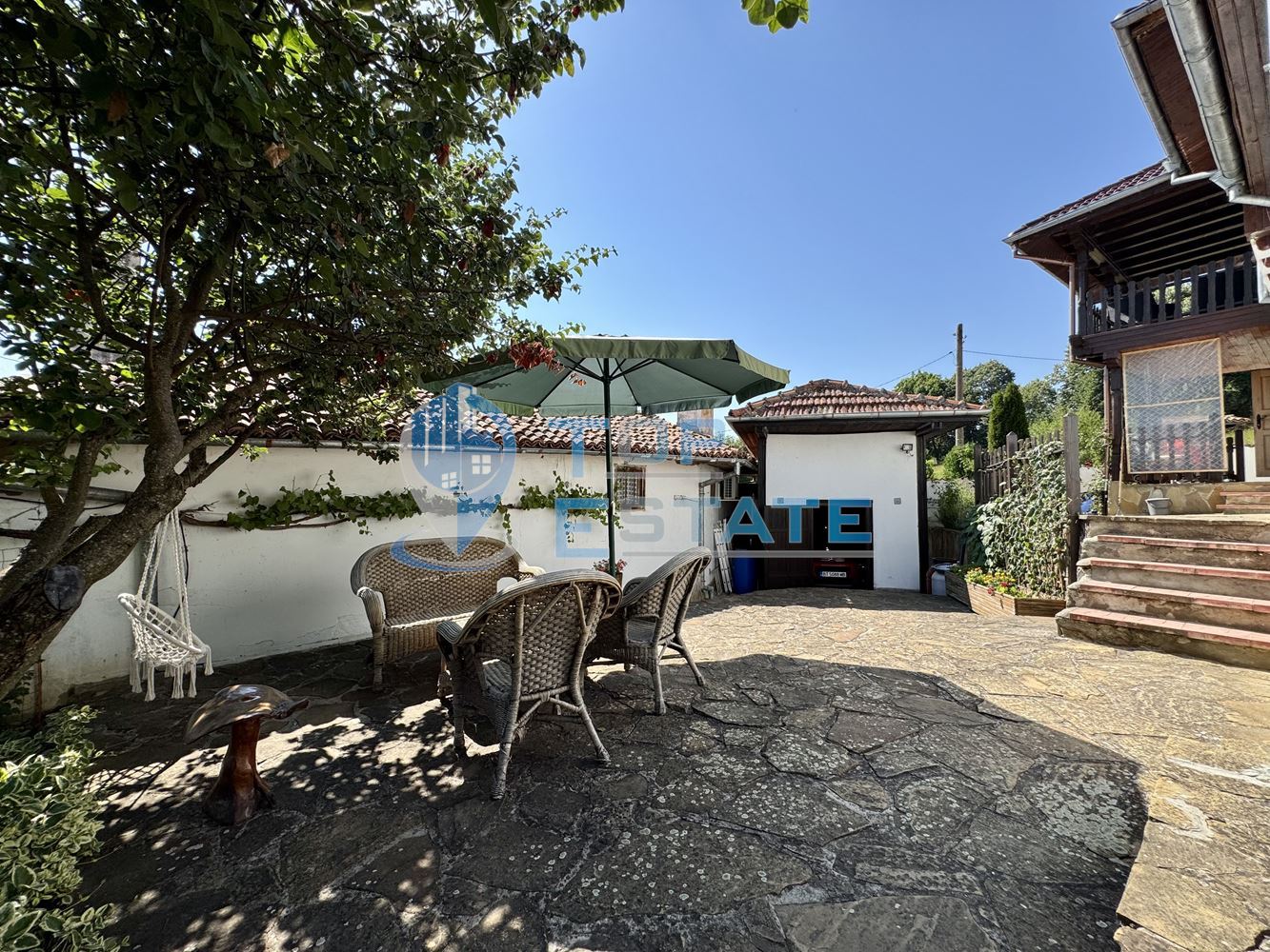 Двуетажна къща с гараж, допълнителни постройки и прекрасна панорама в Еленския Балкан - 0