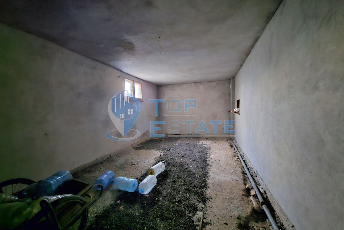 Масивна триетажна къща с четири спални в село Пейчиново, област Русе - 0