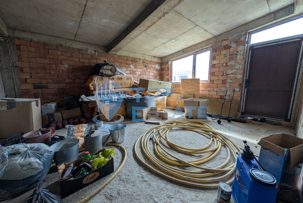 Две къщи, лятна кухня и гараж с голям двор в град Долна Оряховица - 0