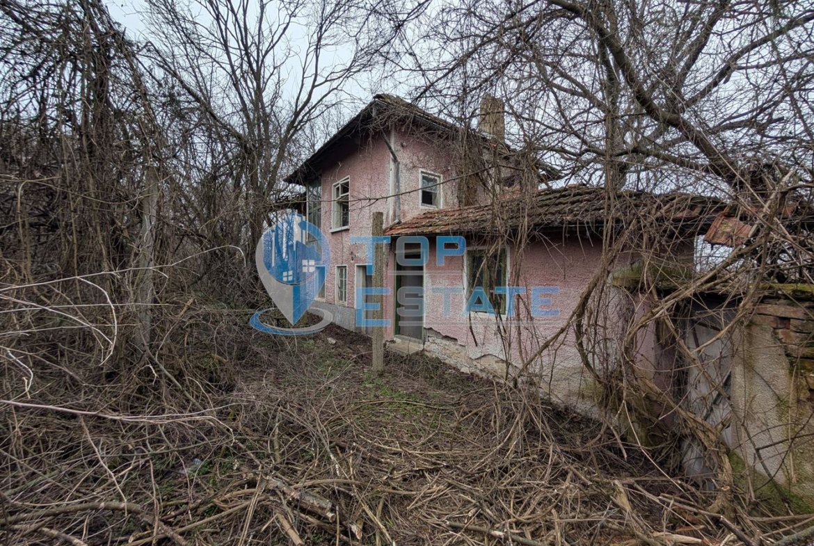 Парцел с двуетажна къща за основен ремонт в село Русаля - 0