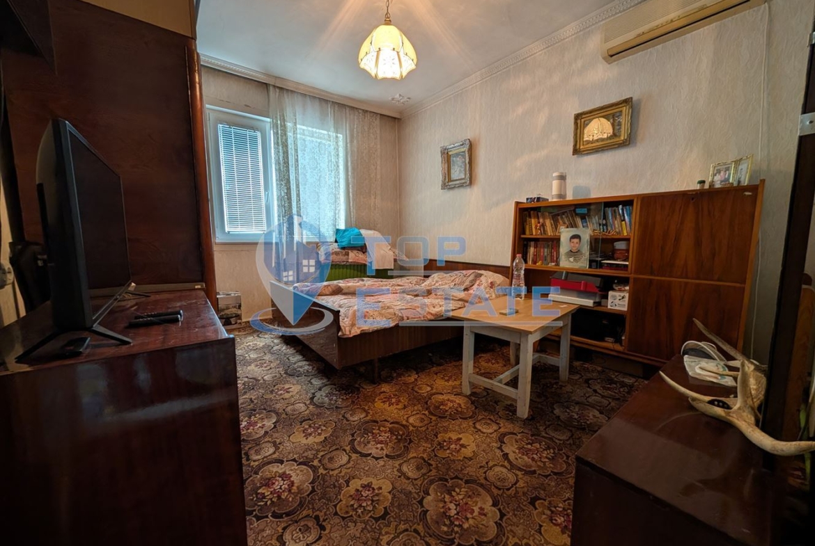 Две къщи, лятна кухня и гараж с голям двор в град Долна Оряховица - 0