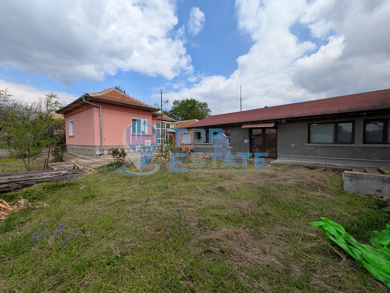 Две къщи, лятна кухня и гараж с голям двор в град Долна Оряховица - 0