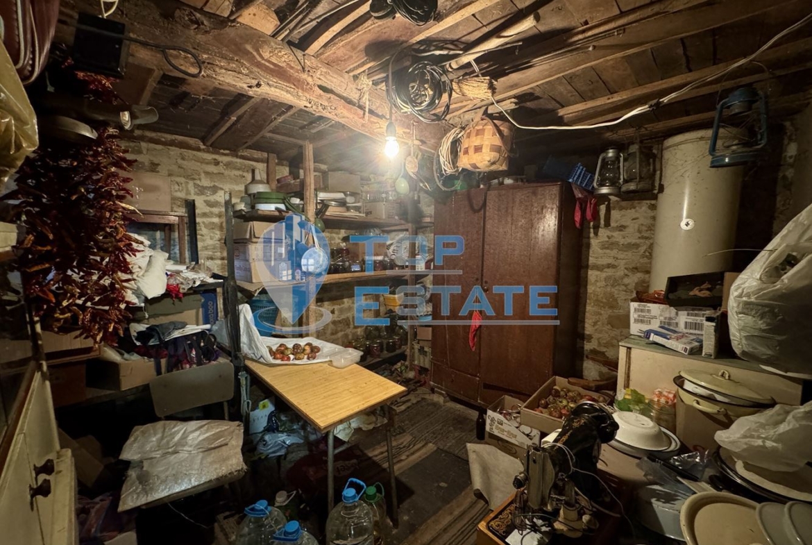 Двуетажна тухлена къща с голям двор в село Нова Върбовка, област Велико Търново - 0