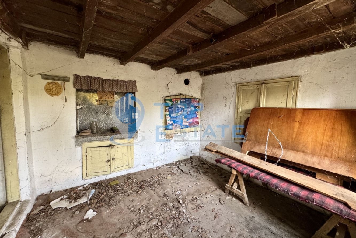 Двуетажна тухлена къща с кладенец в с. Михалци, област Велико Търново. - 0