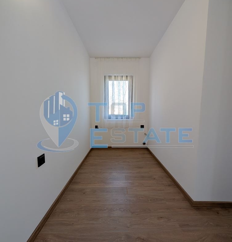 Реновирана къща с три спални, две бани и гараж в село Ново село - 0