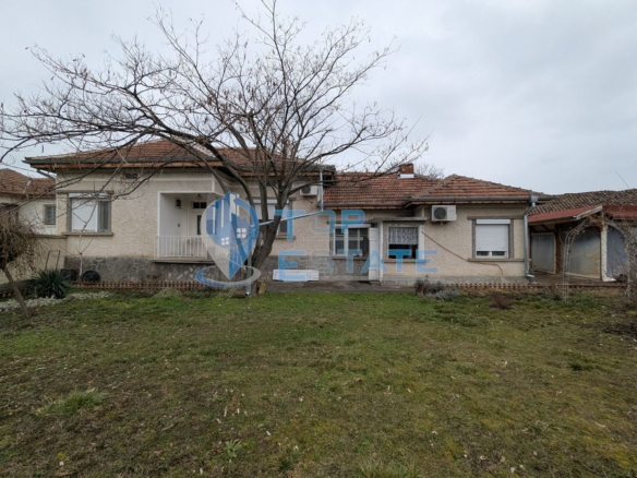 Обзаведена тухлена къща с кладенец в село Поликраище, област Велико Търново - 0