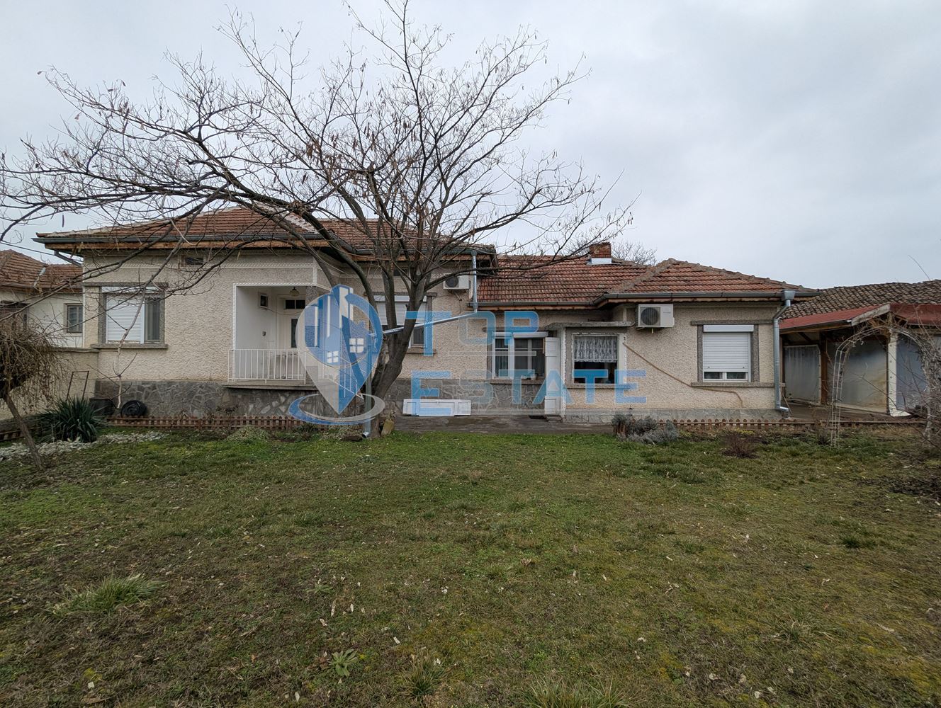 Обзаведена тухлена къща с кладенец в село Поликраище, област Велико Търново - 0