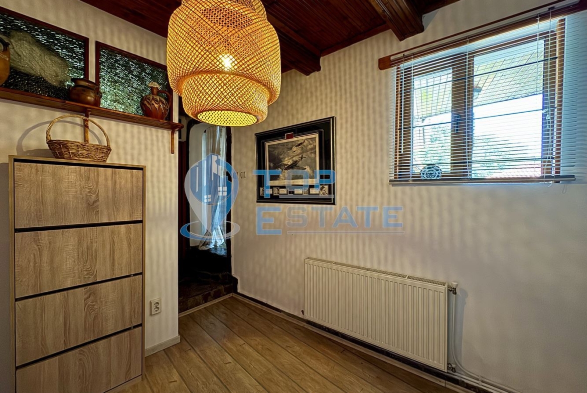 Двуетажна къща с гараж, допълнителни постройки и прекрасна панорама в Еленския Балкан - 0