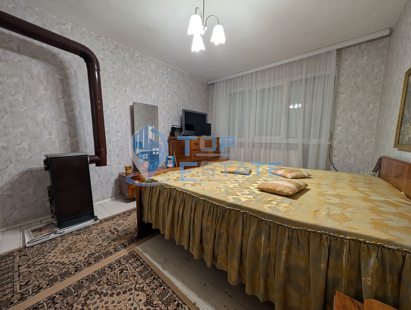 Триетажна масивна къща в град Стражица - 0