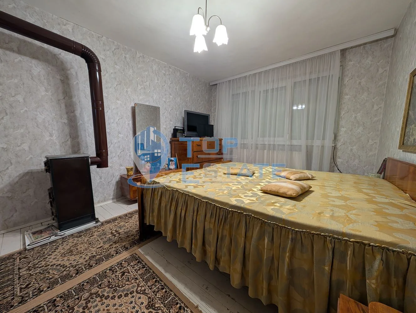 Триетажна масивна къща в град Стражица - 0