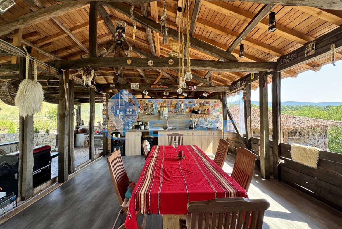 Двуетажна къща с гараж, допълнителни постройки и прекрасна панорама в Еленския Балкан - 0