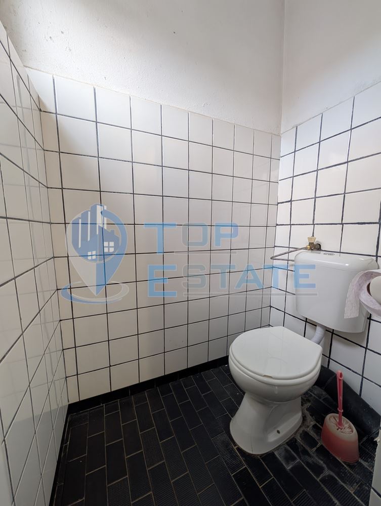 Триетажна масивна къща в град Стражица - 0