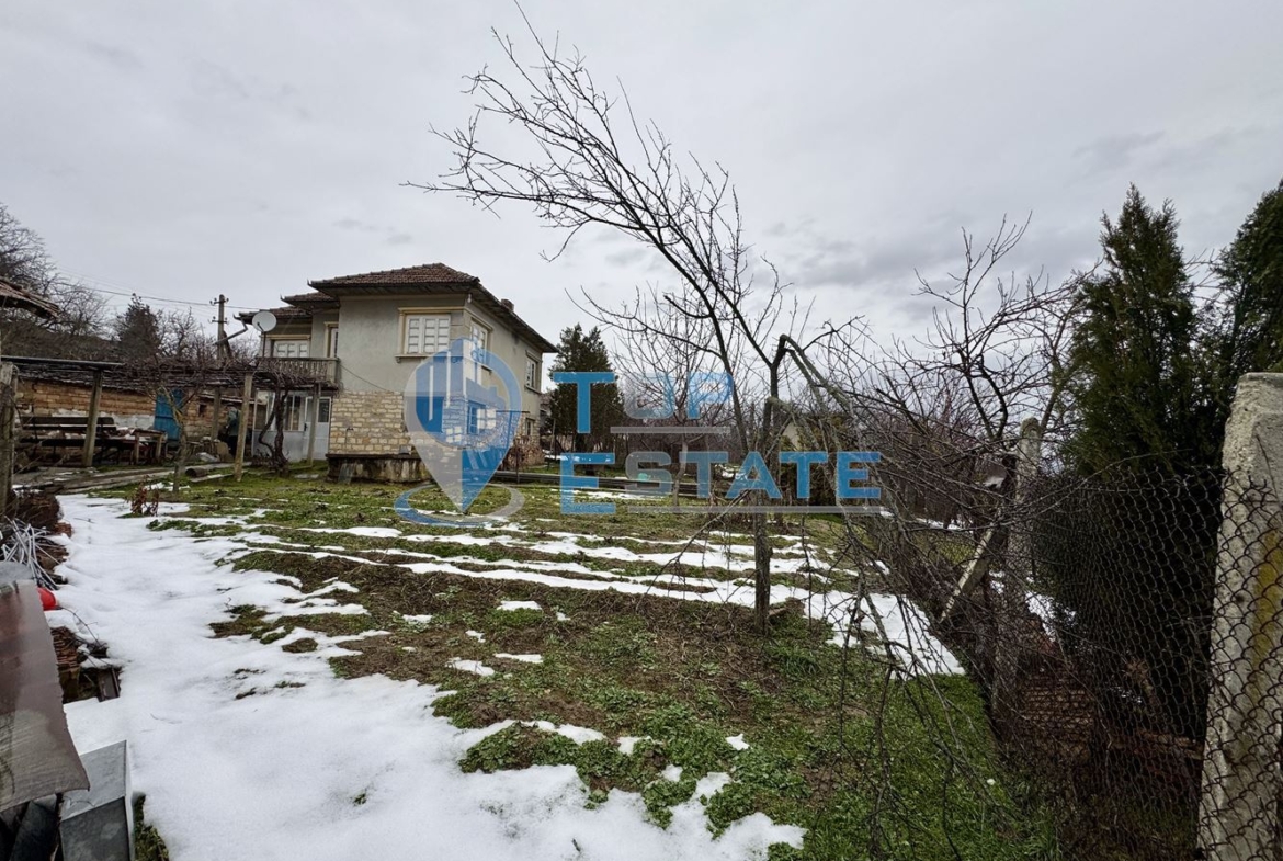 Двуетажна тухлена къща с голям двор в село Нова Върбовка, област Велико Търново - 0