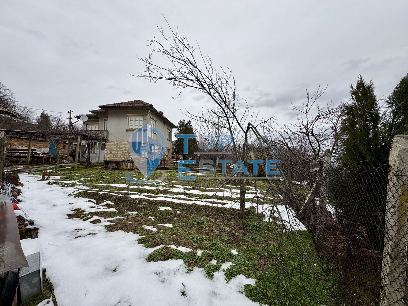 Двуетажна тухлена къща с голям двор в село Нова Върбовка, област Велико Търново - 0