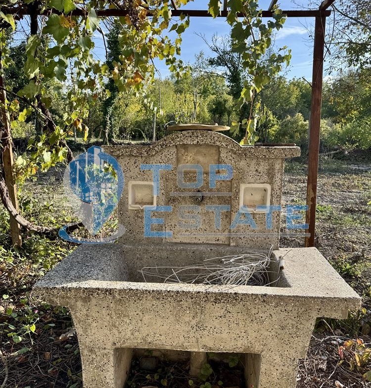 Двуетажна тухлена къща с кладенец в с. Михалци, област Велико Търново. - 0