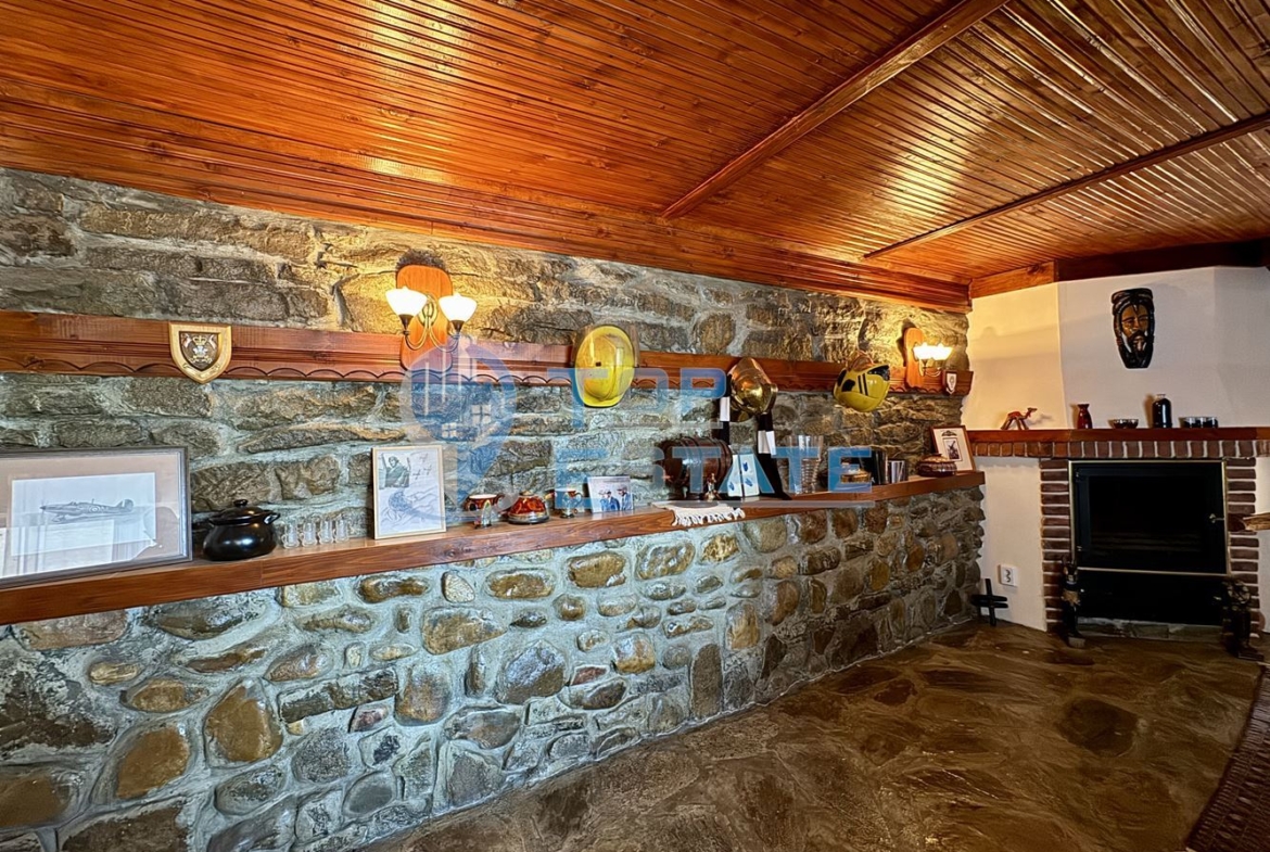 Двуетажна къща с гараж, допълнителни постройки и прекрасна панорама в Еленския Балкан - 0