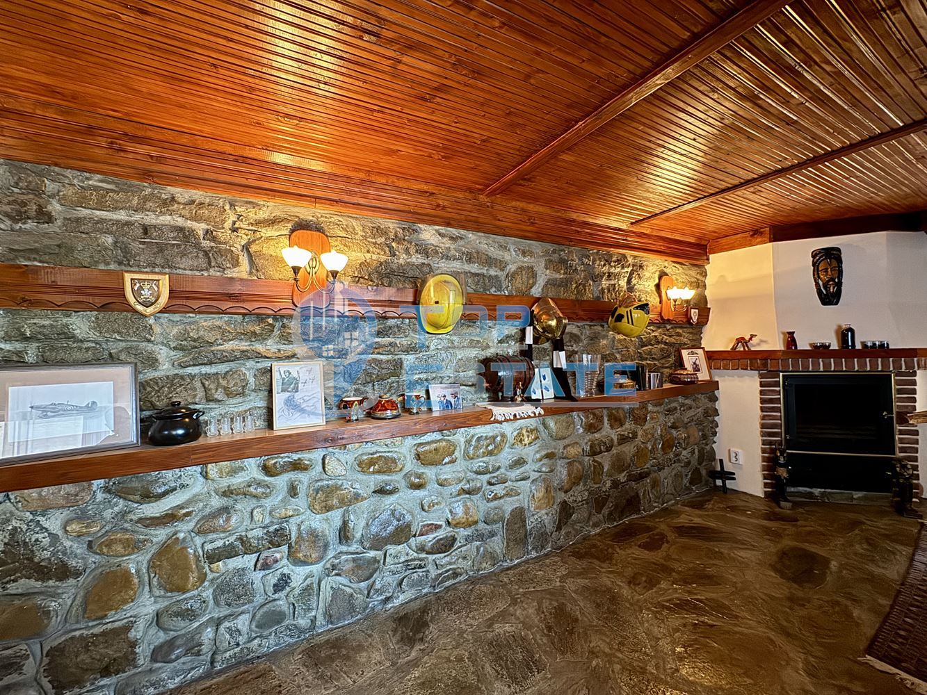 Двуетажна къща с гараж, допълнителни постройки и прекрасна панорама в Еленския Балкан - 0