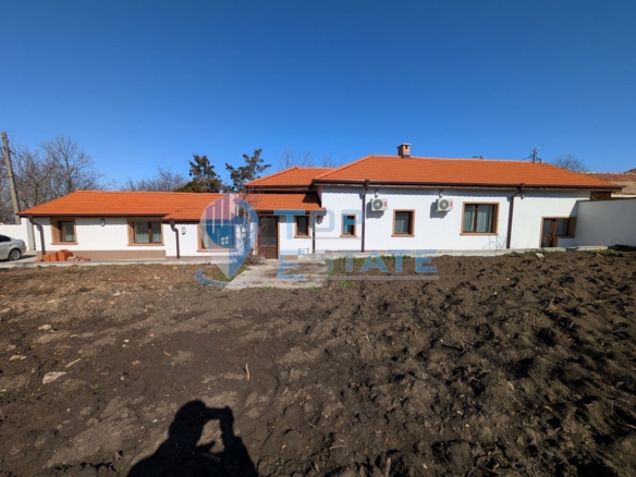 Реновирана къща с три спални, две бани и гараж в село Ново село - 0