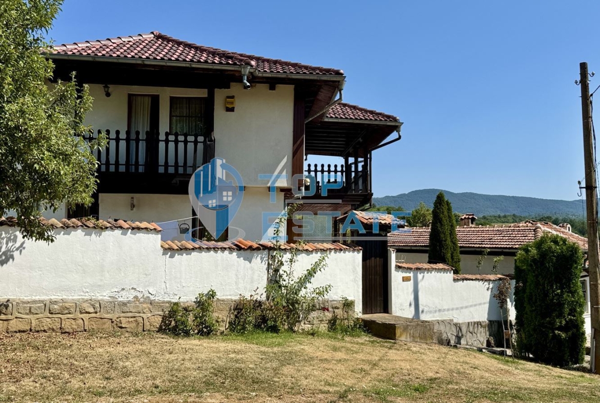 Двуетажна къща с гараж, допълнителни постройки и прекрасна панорама в Еленския Балкан - 0