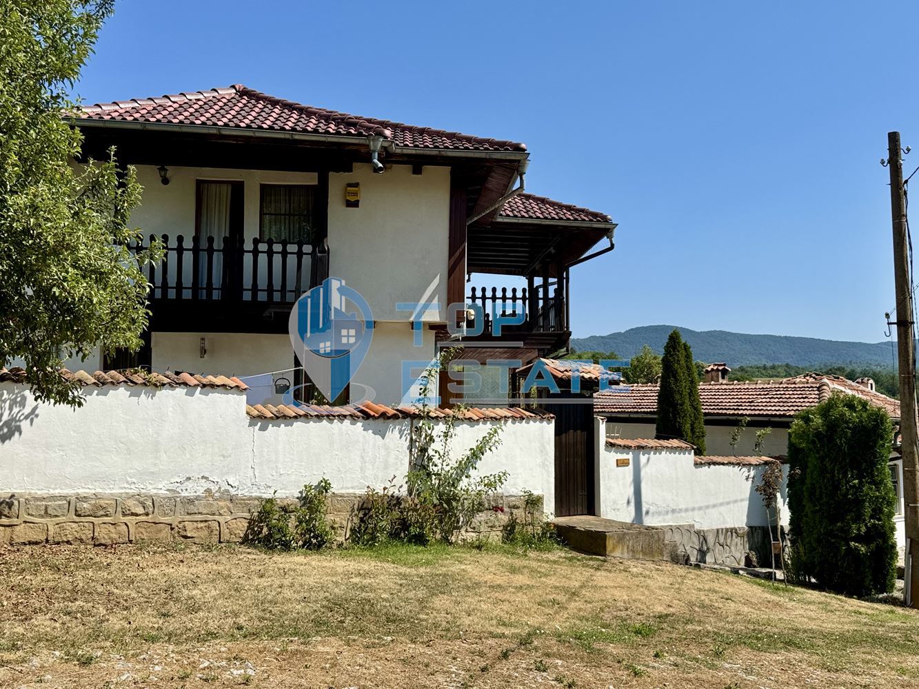 Двуетажна къща с гараж, допълнителни постройки и прекрасна панорама в Еленския Балкан - 0