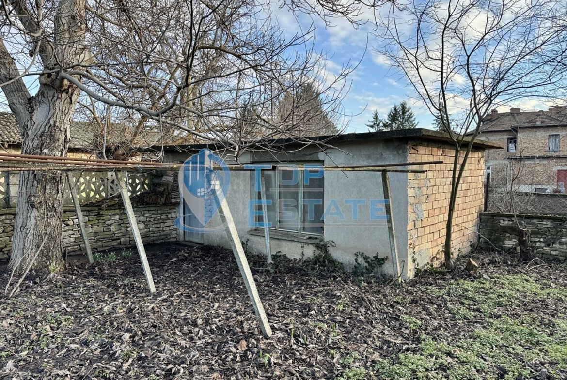 Къща с кладенец, гараж и стопански постройки в село Долна Липница, област Велико Търново - 0