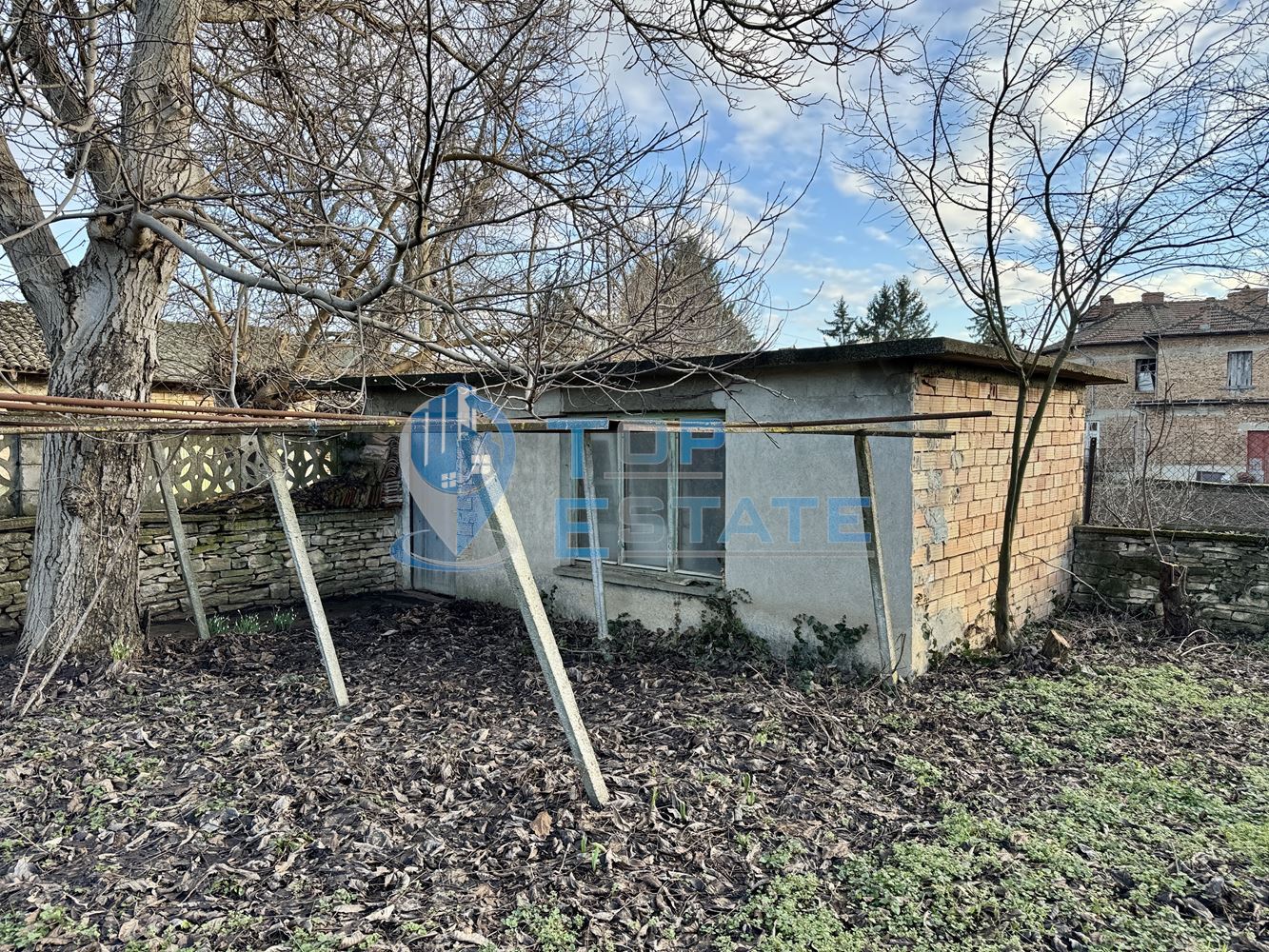 Къща с кладенец, гараж и стопански постройки в село Долна Липница, област Велико Търново-0 Къща с кладенец, гараж и стопански постройки в село Долна Липница, област Велико Търново - 0