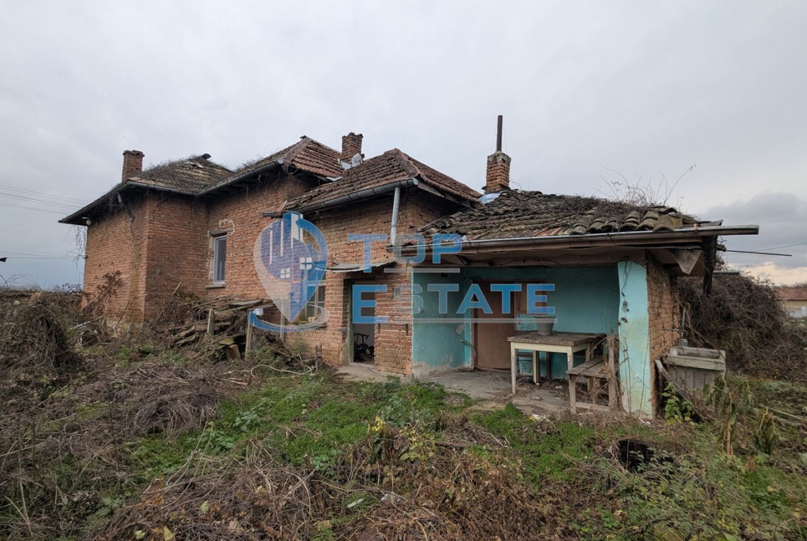 Тухлена къща с голям двор и кладенец в покрайнините на село Върбица, област Велико Търново - 0