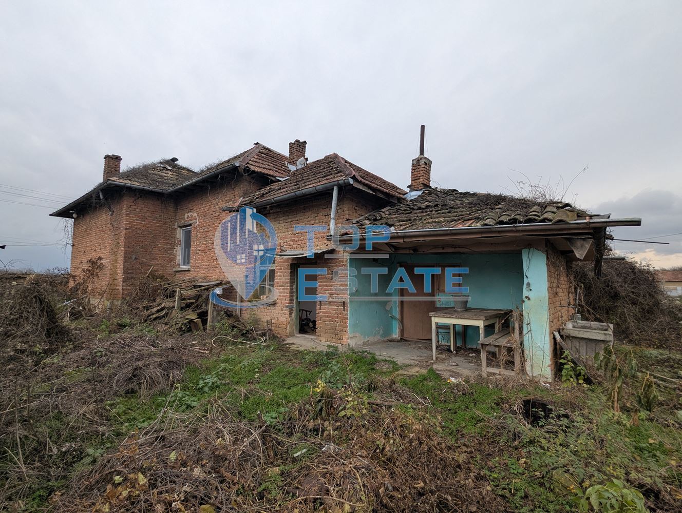 Тухлена къща с голям двор и кладенец в покрайнините на село Върбица, област Велико Търново-0 Тухлена къща с голям двор и кладенец в покрайнините на село Върбица, област Велико Търново - 0