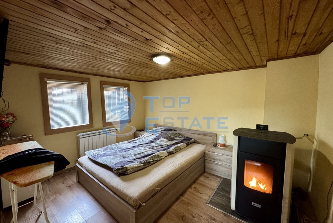 Двуетажна къща с кладенец в село Добри дял, област Велико Търново - 0