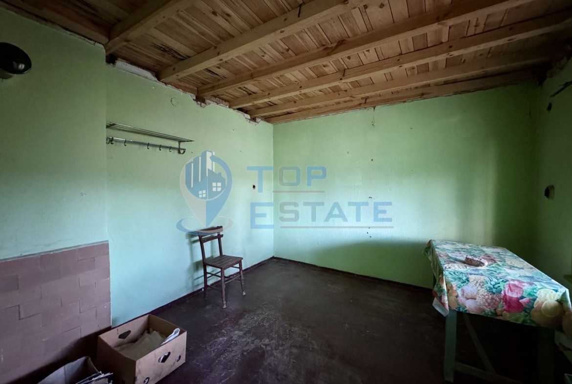 Къща с кладенец, гараж и стопански постройки в село Долна Липница, област Велико Търново - 0